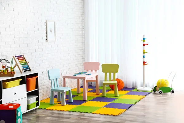 Elegante sala de juegos interior con juguetes y muebles modernos —  Fotos de Stock