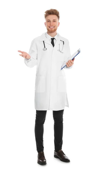 Retrato de comprimento total do médico com prancheta e estetoscópio isolado em branco — Fotografia de Stock