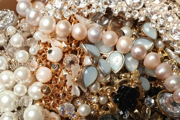 Arka plan olarak farklı şık takılar, yakın çekim görünümü