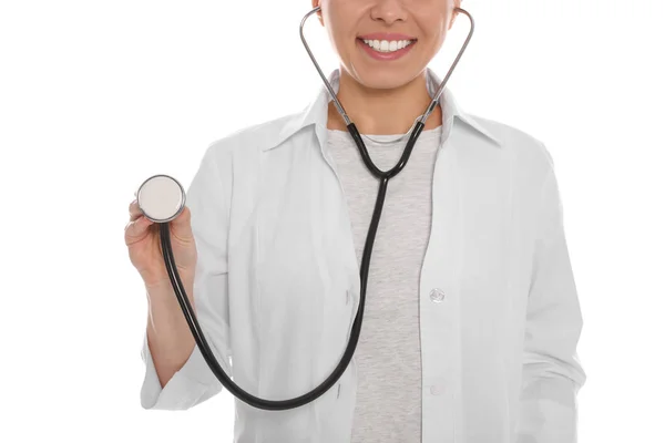 Médecin avec stéthoscope isolé sur blanc, gros plan — Photo