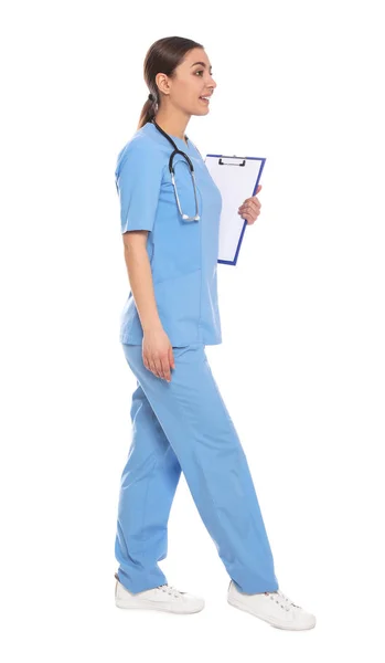 Volledige lengte portret van medische arts met Klembord en stethoscoop geïsoleerd op wit — Stockfoto