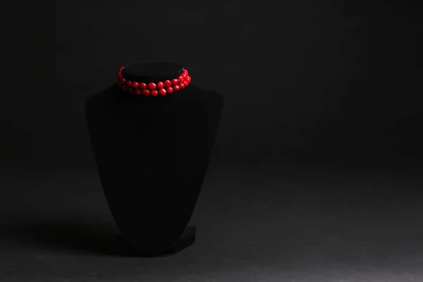 Stylowa Biżuteria na stojaku na czarnym tle, miejsce na tekst — Zdjęcie stockowe