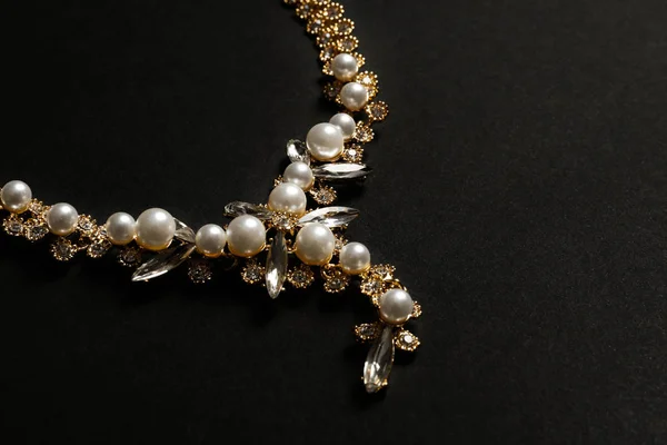 Collier élégant avec pierres précieuses sur fond noir, espace pour le texte. Bijoux de luxe — Photo