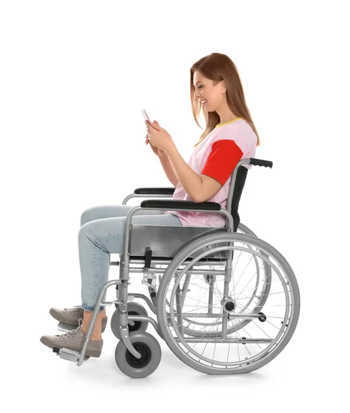Piękna kobieta na wózku inwalidzkim za pomocą telefonu komórkowego na białym tle — Zdjęcie stockowe