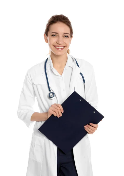 Portrait de médecin avec presse-papiers et stéthoscope isolé sur blanc — Photo