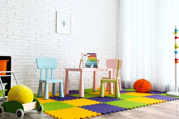 Elegante sala de juegos interior con juguetes y muebles modernos —  Fotos de Stock