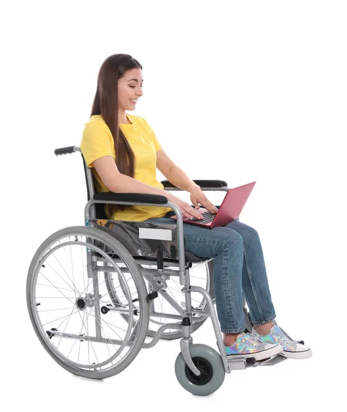 Jovem em cadeira de rodas usando laptop isolado em branco — Fotografia de Stock