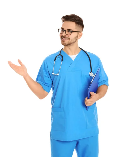 Retrato de médico com prancheta e estetoscópio isolado em branco — Fotografia de Stock