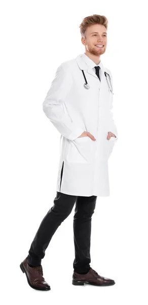 Ganzkörperporträt des Arztes mit Stethoskop isoliert auf weiß — Stockfoto