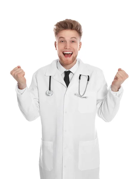 Portrait de médecin émotionnel avec stéthoscope isolé sur blanc — Photo