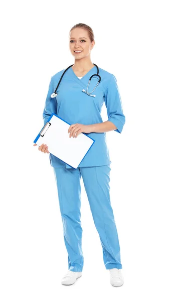 Portrait complet du médecin avec presse-papiers et stéthoscope isolé sur blanc — Photo