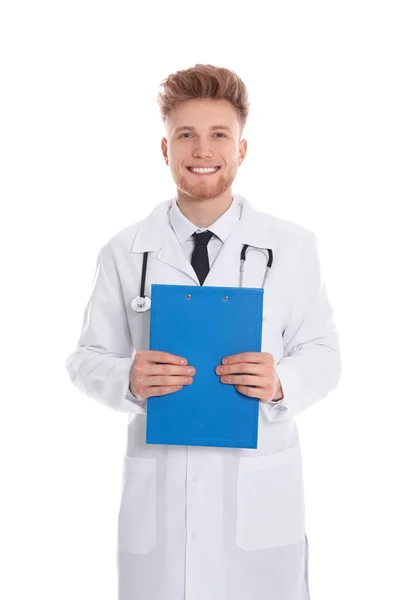 Retrato de médico com prancheta e estetoscópio isolado em branco — Fotografia de Stock