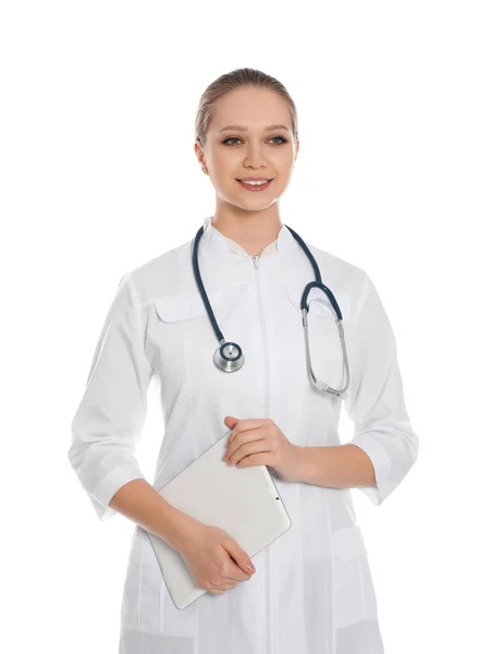 Retrato de médico com comprimido e estetoscópio isolados em branco — Fotografia de Stock