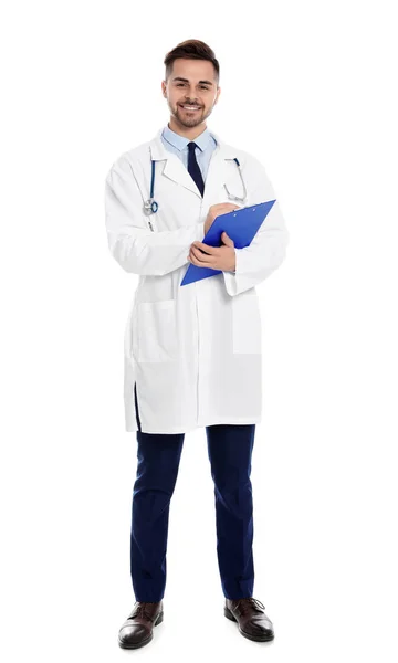 Pełna długość Portret lekarza z schowka i stetoskop izolowane na białym — Zdjęcie stockowe