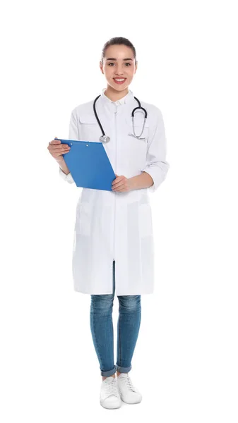 Retrato de comprimento total do médico com prancheta e estetoscópio isolado em branco — Fotografia de Stock