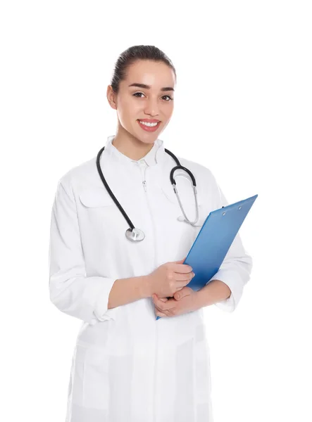 Retrato de médico com prancheta e estetoscópio isolado em branco — Fotografia de Stock