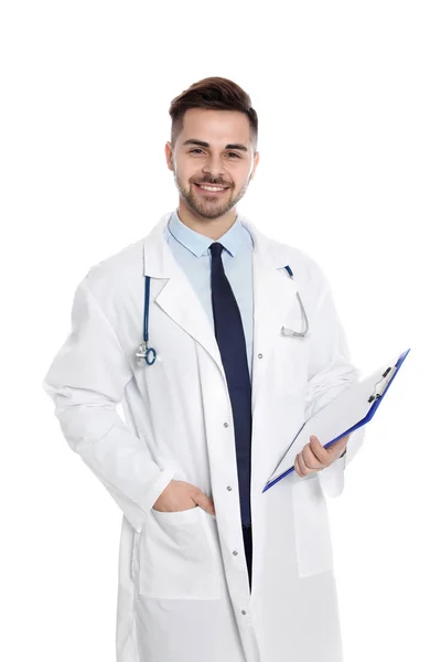 Retrato del médico con portapapeles y estetoscopio aislado en blanco — Foto de Stock