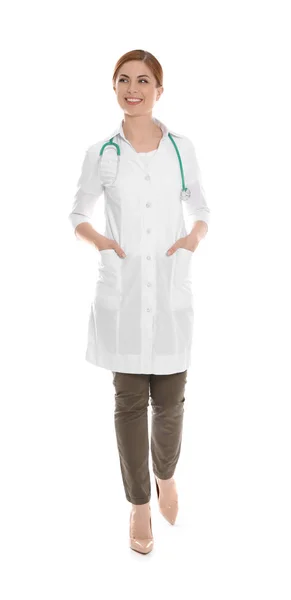Ganzkörperporträt des Arztes mit Stethoskop isoliert auf weiß — Stockfoto
