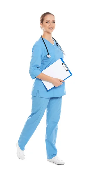 Portrait complet du médecin avec presse-papiers et stéthoscope isolé sur blanc — Photo