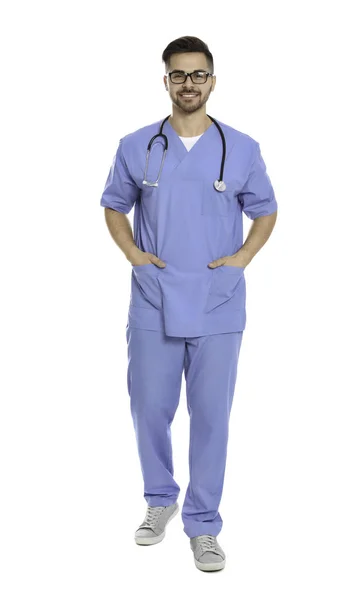 Pełna długość Portret lekarza z stetoskop izolowane na białym — Zdjęcie stockowe