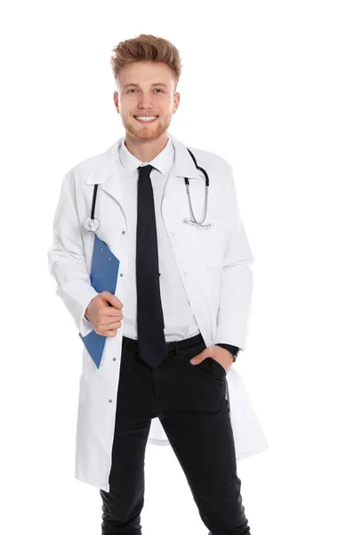 Retrato de médico com prancheta e estetoscópio isolado em branco — Fotografia de Stock