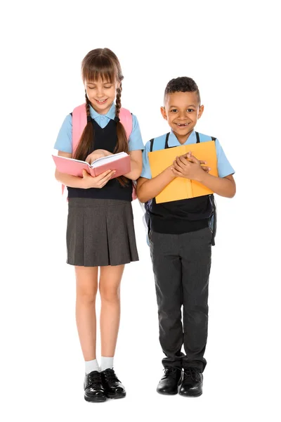 Portrét roztomilým dětem ve školní uniformě na bílém pozadí — Stock fotografie