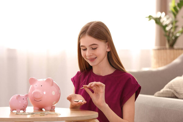 Nastolatków dziewczyna z Piggy banki i pieniądze w Dom — Zdjęcie stockowe