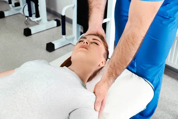Fysiotherapeut werkt samen met patiënt in revalidatiecentrum — Stockfoto