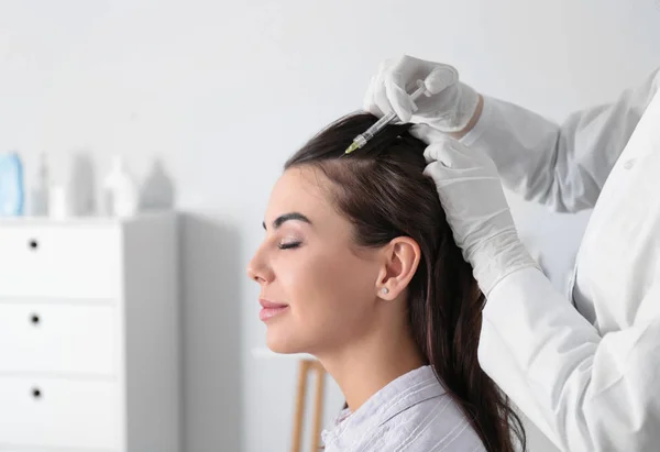 Ung kvinna med håravfall problem att få injektion i salongen — Stockfoto