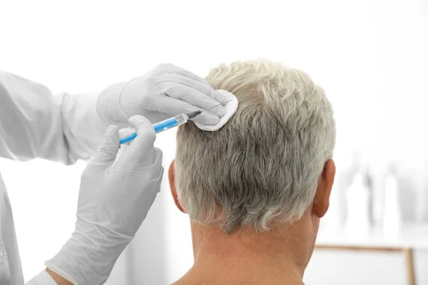 サロンで脱毛問題受付注射を受けたシニア男性 — ストック写真