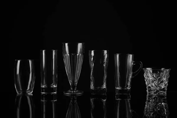 Ensemble de verres vides sur fond noir — Photo