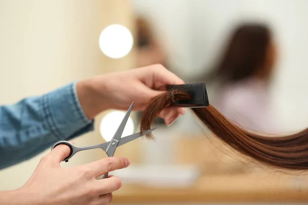 Peluquería haciendo corte de pelo con estilo con tijeras profesionales en el salón de belleza, primer plano —  Fotos de Stock