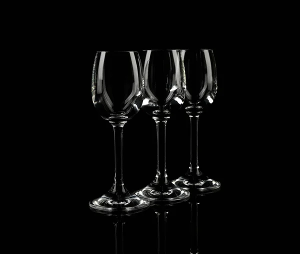 Ensemble de verres vides sur fond noir — Photo