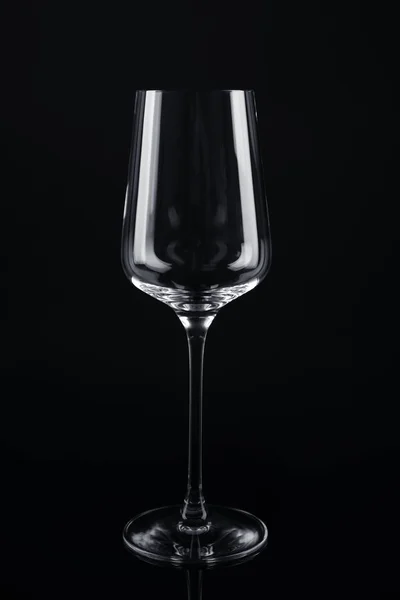 Nouveau verre à vin vide sur fond noir — Photo