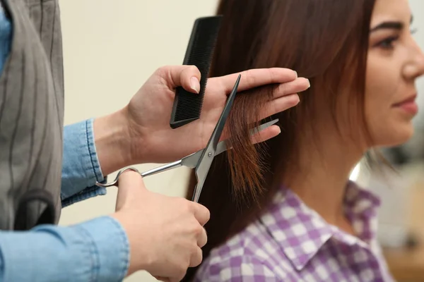 Friseur macht stilvolle Frisur mit professioneller Schere im Schönheitssalon, Nahaufnahme — Stockfoto