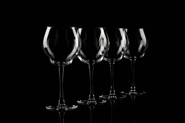 Set de copas de vino vacías sobre fondo negro —  Fotos de Stock
