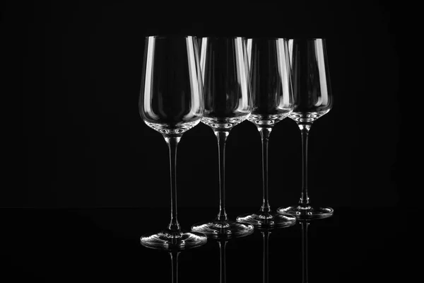 Ensemble de verres à vin vides sur fond noir — Photo