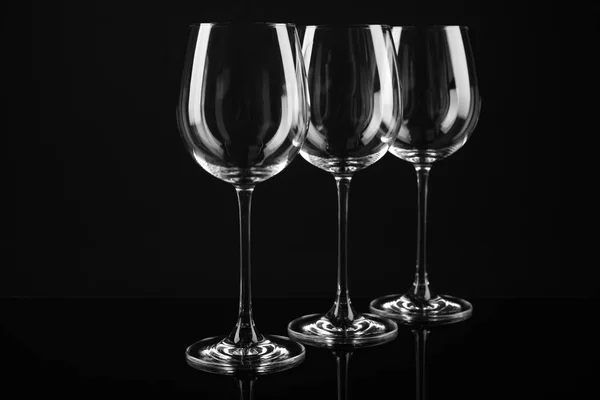 Conjunto de copos de vinho vazios no fundo preto — Fotografia de Stock