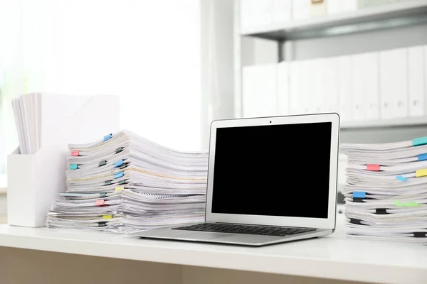 Ordenador portátil y documentos en el escritorio en la oficina. Espacio para texto — Foto de Stock