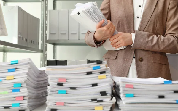 Trabalhadora com documentos em arquivo, close-up — Fotografia de Stock