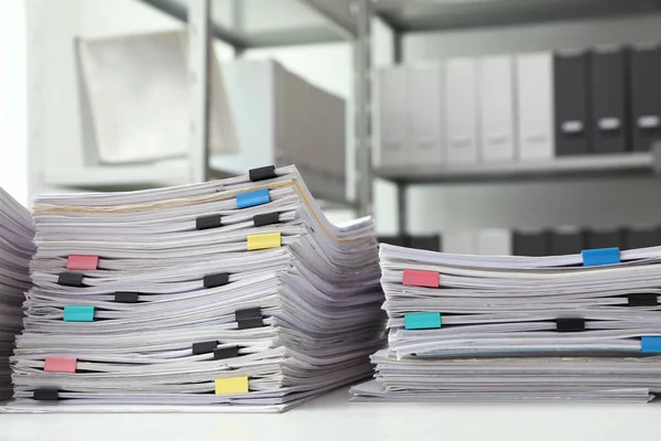 Travar med dokument med gem på skrivbordet — Stockfoto