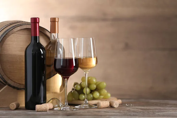 Композиція з келихами і пляшками різного вина на дерев'яному столі. Простір для тексту — стокове фото