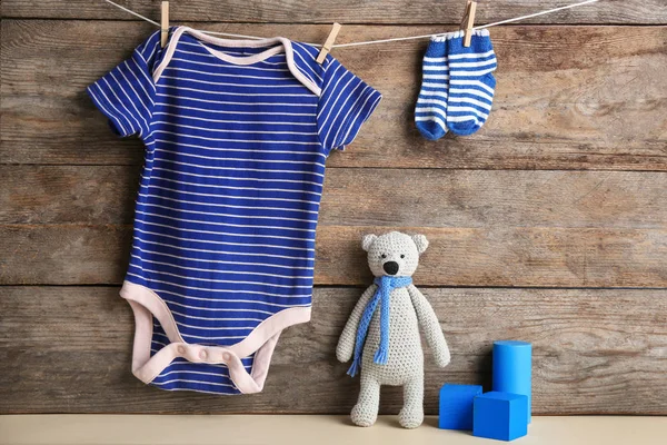 Composición con accesorios para bebés sobre fondo de madera —  Fotos de Stock