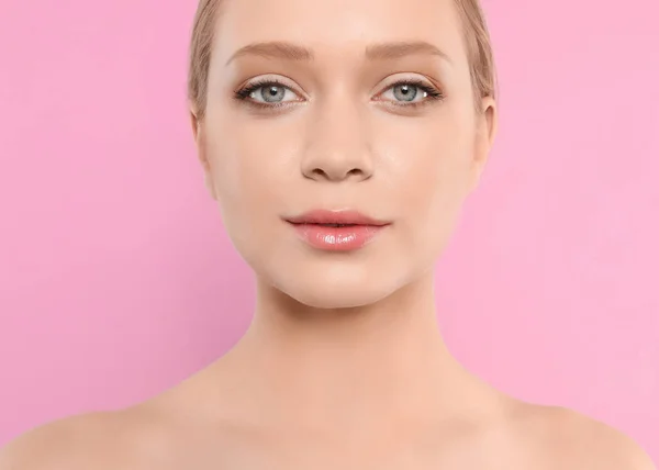 Retrato de mulher jovem com rosto bonito no fundo rosa, close-up — Fotografia de Stock