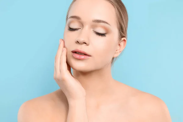 Portrait de jeune femme avec beau visage sur fond bleu, gros plan — Photo