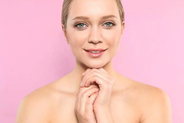 Porträtt av ung kvinna med vackert ansikte på rosa bakgrund, närbild — Stockfoto