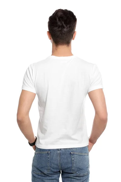 Молодой человек в футболке на белом фоне. Задумайтесь над дизайном — стоковое фото