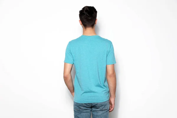 Giovane uomo in t-shirt su sfondo chiaro. Finto per il design — Foto Stock