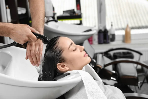 Stylist tvätt klientens hår på Sink i skönhetssalongen — Stockfoto