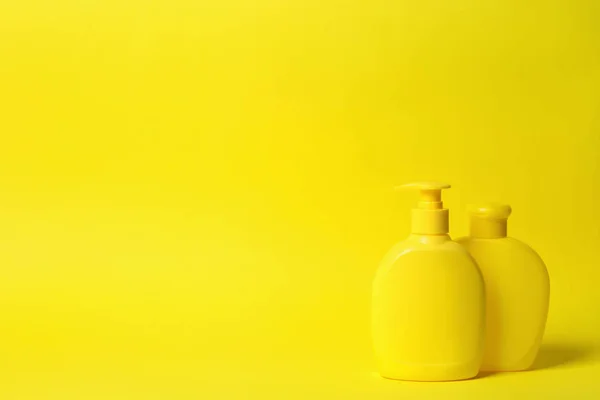 Μπουκάλια σαμπουάν σε κίτρινο φόντο, Χώρος για κείμενο. Φυσικά καλλυντικά προϊόντα — Φωτογραφία Αρχείου